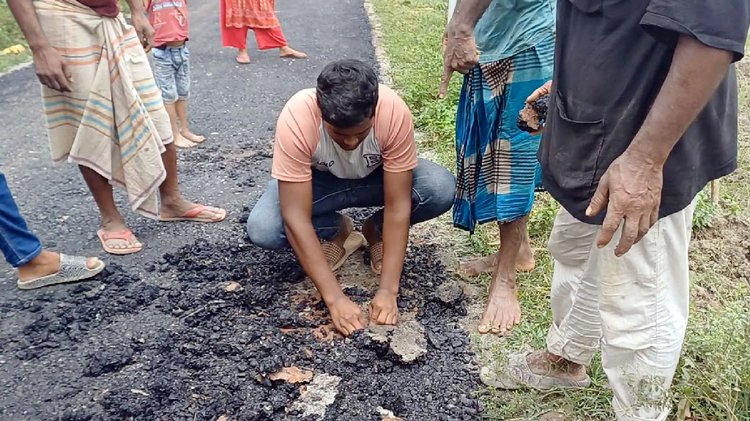গাইঘাটা এলাকায় প্রায় এক কিলোমিটার দীর্ঘ রাস্তার নির্মাণকাজে অনিয়ম অভিযোগ। ছবি: আজকের পত্রিকা