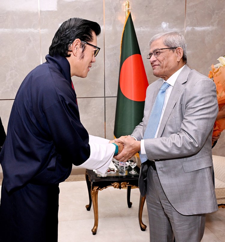 ভুটানের রাজা জিগমে খেসার নামগে ওয়াংচুকের সঙ্গে রাষ্ট্রপতি মির্জা ফখরুল ইসলাম আলমগীর। ছবি: বিজ্ঞপ্তি