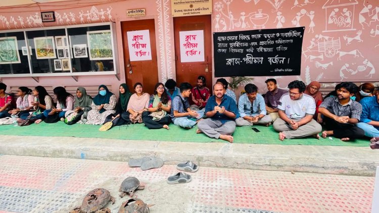 রাবি ছাপচিত্র বিভাগের শিক্ষার্থীদের ক্লাস-পরীক্ষা বর্জন। ছবি: আজকের পত্রিকা