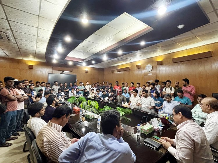 শিক্ষার্থীকে মারধরের অভিযোগের পরিপ্রেক্ষিতে প্রশাসনের কাছে চার দফা দাবি পেশ করেছে ছাত্রশিবির। ছবি: আজকের পত্রিকা