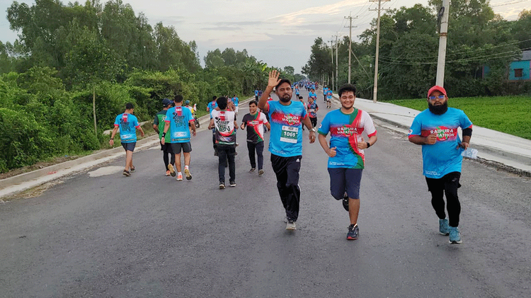 আজ ভোর ৫টায় রায়পুরা উপজেলা চত্বরে আনুষ্ঠানিক উদ্বোধনের মধ্য দিয়ে ম্যারাথন প্রতিযোগিতা শুরু হয়। ছবি: আজকের পত্রিকা