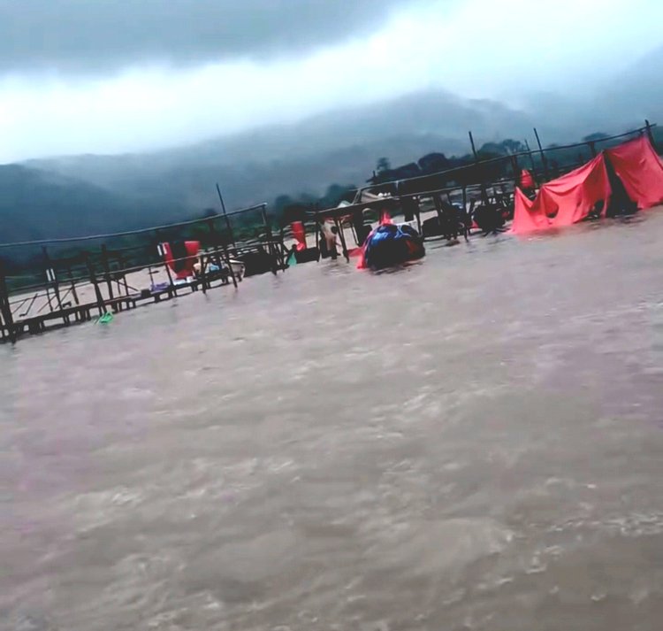 সাময়িক সময়ের জন্য সাদাপাথর বন্ধ ঘোষণা। ছবি: আজকের পত্রিকা