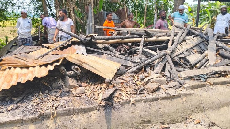 জামায়াত নেতার বাড়িতে আগুন দেওয়ার অভিযোগে বিচার দাবিতে সংবাদ সম্মেলন করেন ভুক্তভোগীরা। ক্ষতিগ্রস্ত বাড়ির উঠানে আজ সোমবার এই সংবাদ সম্মেলনে জড়িত ব্যক্তিদের দ্রুত গ্রেপ্তারের দাবি জানানো হয়। ছবি: আজকের পত্রিকা
