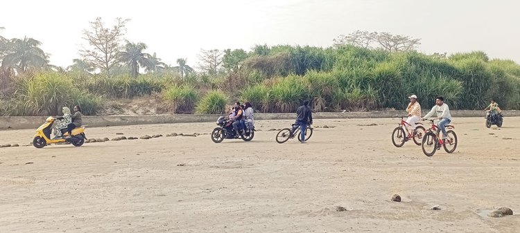 সৈকতের বালিয়াড়িতে মোটরযান ও সাইক্লিং নিষিদ্ধ হলেও এর তোয়াক্কা করছে না কেউ। ছবি: আজকের পত্রিকা