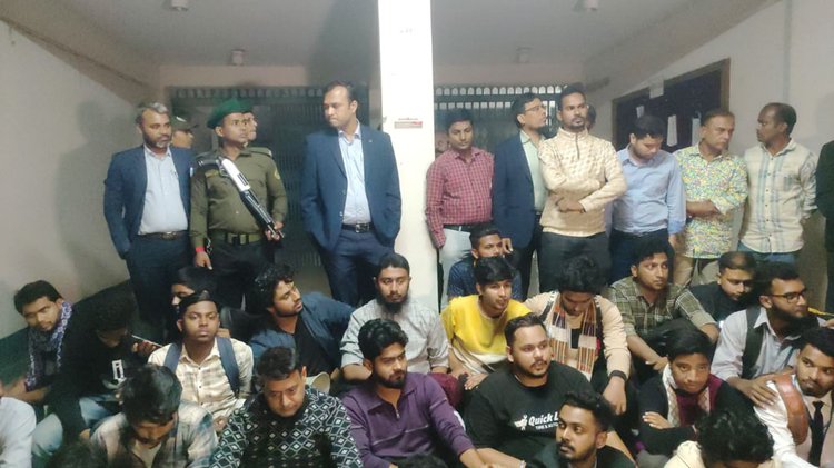 ইউএনওর কার্যালয়ের সামনে যুবকদের অবস্থান। ছবি: আজকের পত্রিকা
