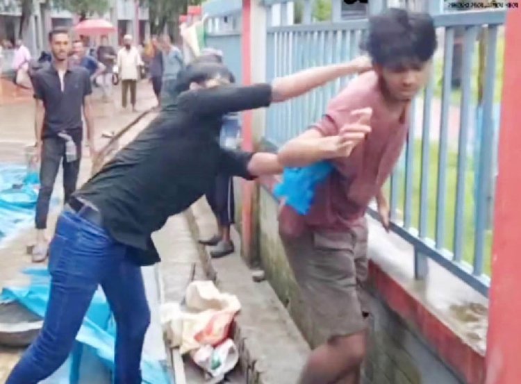 শেবাচিম হাসপাতালে স্বাস্থ্য খাতের সংস্কারের দাবিতে আন্দোলনকারী শিক্ষার্থীদের ওপর হামলা চালান হাসপাতালের কর্মকর্তা-কর্মচারীরা। ছবি: আজকের পত্রিকা