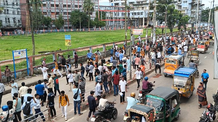 পাল্টাপাল্টি ইটপাটকেল নিক্ষেপে শেবাচিম ঘিরে উত্তেজনা ছড়িয়ে পড়ে। আজ রোববার দুপুরে তোলা। ছবি: আজকের পত্রিকা