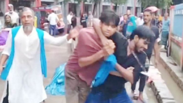 শেবাচিম হাসপাতালে স্বাস্থ্য খাতের সংস্কারের দাবিতে আন্দোলনকারী শিক্ষার্থীদের ওপর হামলা চালান হাসপাতালের কর্মকর্তা-কর্মচারীরা। ছবি: আজকের পত্রিকা