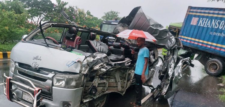 ত্রিমুখী সংঘর্ষে কবলিত বাস, মাইক্রোবাস ও কাভার্ডভ্যান। ছবি: আজকের পত্রিকা
