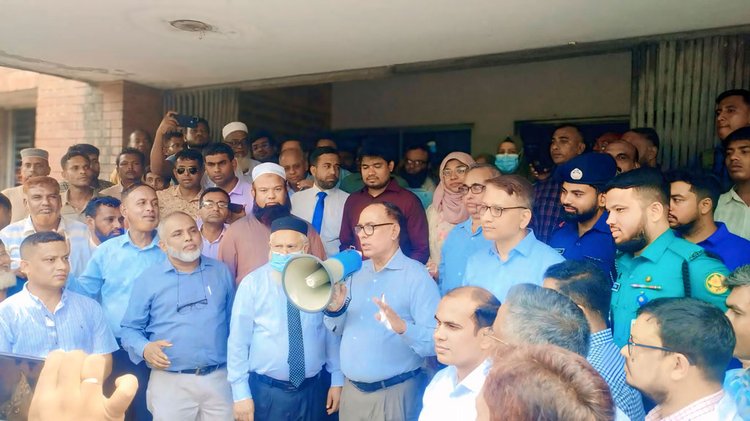 বগুড়ার শিবগঞ্জ উপজেলার ২০ শয্যাবিশিষ্ট আলিয়ারহাট হাসপাতাল আজ পরিদর্শন করেন স্বাস্থ্য ও পরিবারকল্যাণ মন্ত্রণালয়ের সচিব সাইদুর রহমান। ছবি: আজকের পত্রিকা