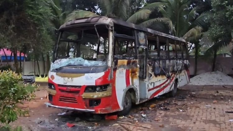 সিটি ইউনিভার্সিটির আগুনে পুড়িয়ে দেওয়া বাস। ছবি: আজকের পত্রিকা