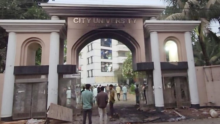 আগুনের ছাপ সিটি ইউনিভার্সিটির মূল ফটকে। ছবি: আজকের পত্রিকা