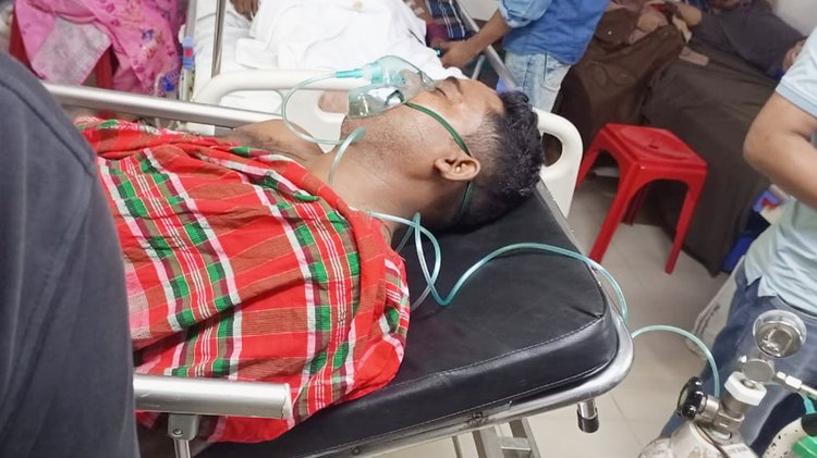 হামলায় আহত ভূমি কর্মকর্তা জাহাঙ্গীর আলম। ছবি: আজকের পত্রিকা
