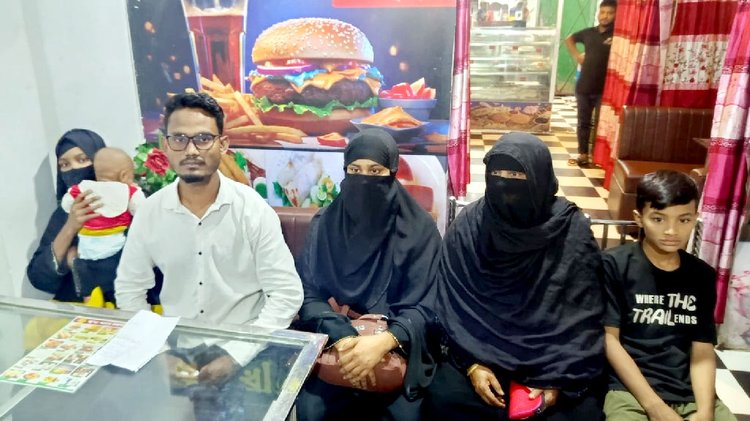 ফেনীতে চাঁদা না পেয়ে সাবেক এমপির ভাইয়ের বাড়িতে আগুন। ছবি: আজকের পত্রিকা