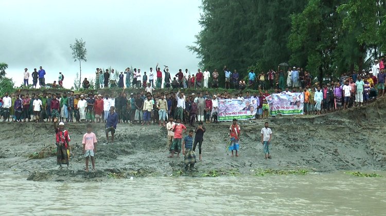 মেঘনা নদীর ভয়াবহ ভাঙন রোধে বরাদ্দ করা জিও ব্যাগ ফেলার কাজে অনিয়মের অভিযোগ করেছেন এলাকাবাসী। ছবি: আজকের পত্রিকা