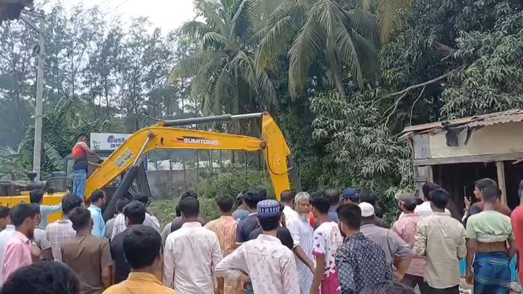 নোয়াখালীর সুবর্ণচরে খাল দখলমুক্ত করতে উচ্ছেদ অভিযান। ছবি: আজকের পত্রিকা