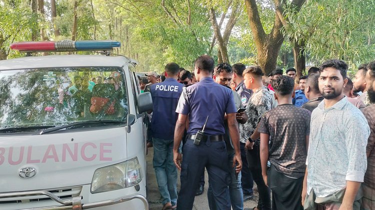 নোয়াখালীর সুবর্ণচরে আজ সোমবার দুপুরে নিহত যুবকের লাশ উদ্ধার করে পুলিশ। ছবি: সংগৃহীত