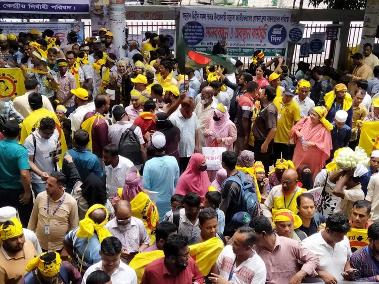 জাতীয় প্রেসক্লাবের সামনে স্বাস্থ্য সহকারীরা। ছবি: আজকের পত্রিকা