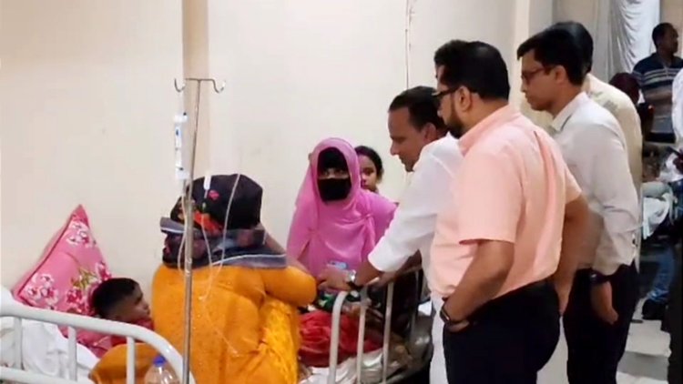 খাবারের মান যাচাই ও রোগীদের সঙ্গে কথা বলে চিকিৎসাসেবার খোঁজ খবর নেন দুই প্রতিমন্ত্রী। ছবি: আজকের পত্রিকা