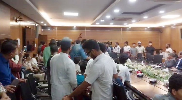 গণ-অভ্যুত্থানে আহতদের মধ্যে সচিবালয়ে হট্টগোল। ছবি: আজকের পত্রিকা