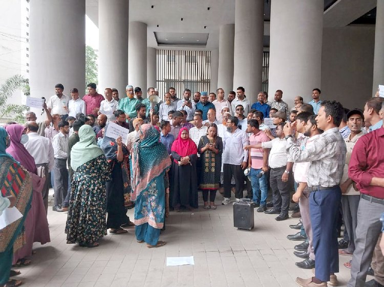 মন্ত্রিপরিষদ বিভাগের সামনে কর্মচারীদের বিক্ষোভ। ছবি: আজকের পত্রিকা