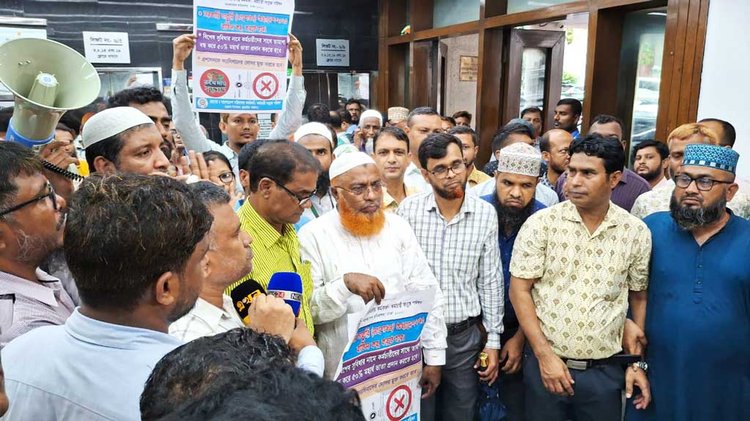 সচিবালয়ে বিক্ষোভরত কর্মচারীরা। ছবি: আজকের পত্রিকা