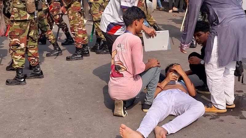 সচিবালয়ে ঢুকে পড়েছে শিক্ষার্থীরা, পুলিশের লাঠিচার্জ