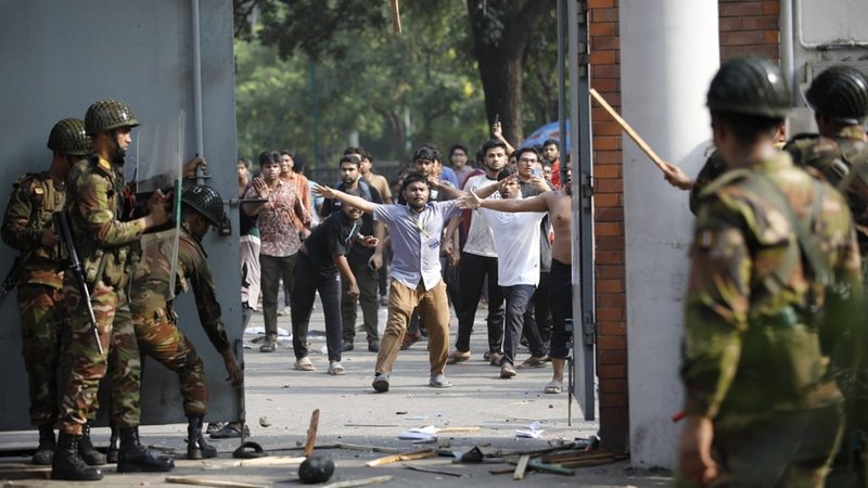 পুলিশ ও সেনা সদস্যদের ধাওয়া