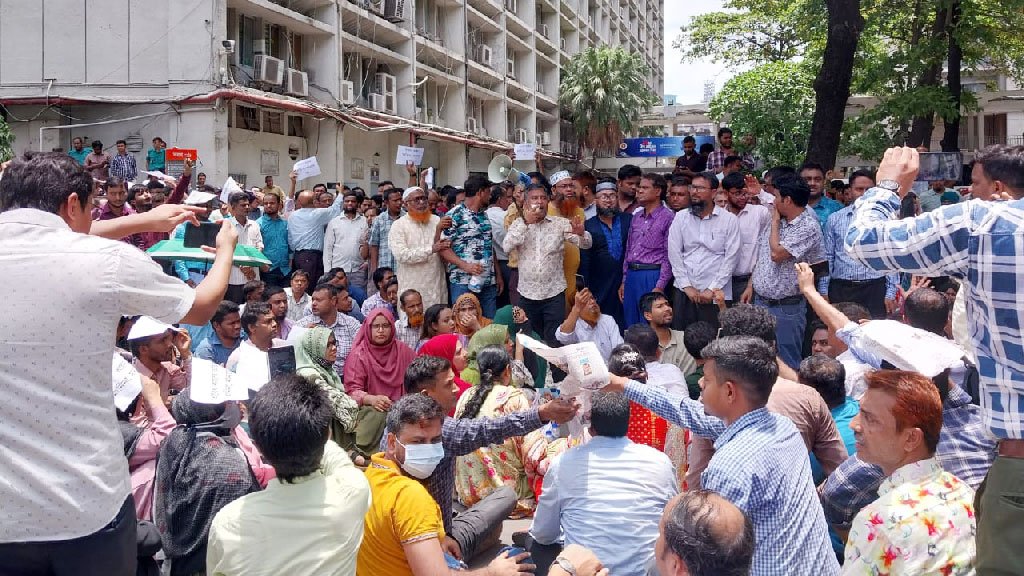 সচিবালয়ে ঢুকতে পারছেন না সাংবাদিকেরা, ফেসবুক লাইভে ব্যস্ত কর্মচারীরা