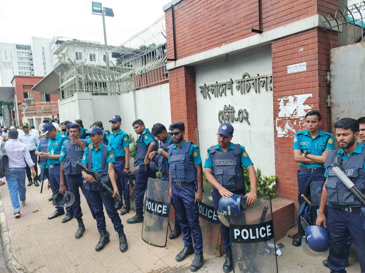 পরিস্থিতি নিয়ন্ত্রণে রাখতে অবস্থান নিয়েছে আইনশৃঙ্খলা বাহিনী। ছবি: আজকের পত্রিকা
