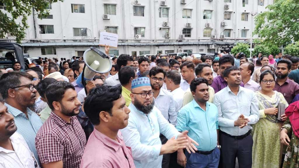 অধ্যাদেশ বাতিলে উপদেষ্টাদের স্মারকলিপি দেওয়ার আগে সচিবালয়ে কর্মচারীদের জমায়েত