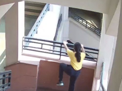 ভারতে স্কুলভবন থেকে ৯ বছরের ছাত্রীর ঝাঁপ, পুলিশ পৌঁছানোর আগেই ধোয়া হলো রক্ত