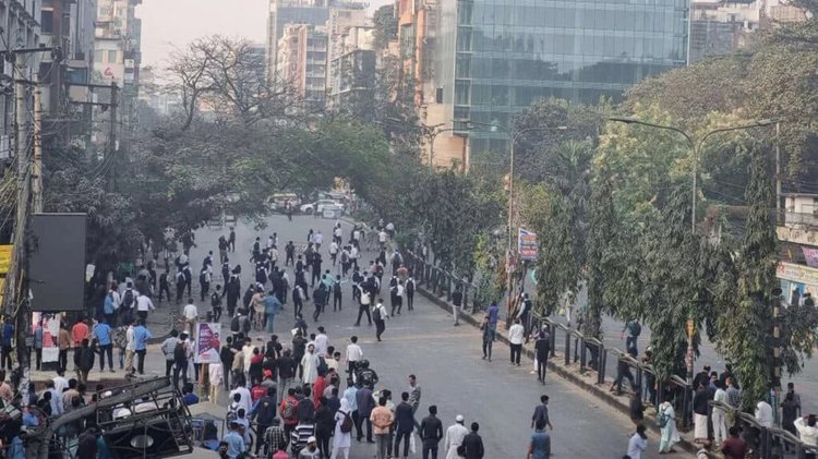 সিটি কলেজ–আডিয়াল কলেজের শিক্ষার্থীদের মধ্যে পাল্টিপাল্টি ধাওয়ায় অবরুদ্ধ সাইন্সল্যাব। ছবি: আজকের পত্রিকা