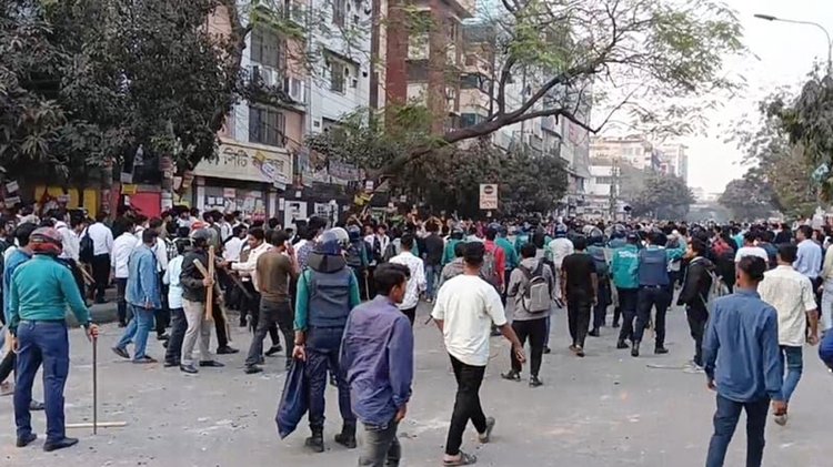 শিক্ষার্থীর সংঘর্ষে পরিস্থিতি নিয়ন্ত্রণে কাজ করছে পুলিশ। ছবি: আজকের পত্রিকা