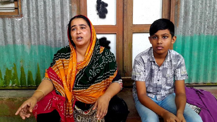 সুদে ১৭ লাখ নিয়ে ১৮ লাখ টাকা ফেরত দিয়েছি, তবুও বাড়ি দখল। ছবি: আজকের পত্রিকা