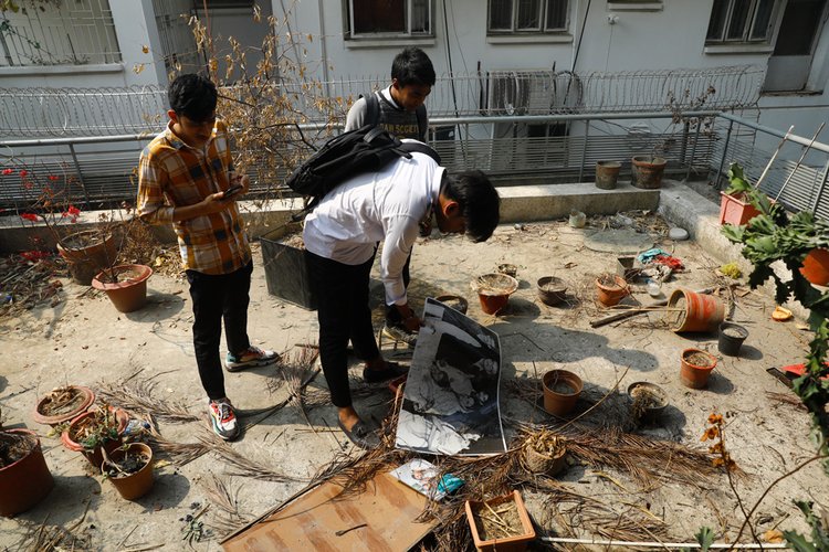 শেখ হাসিনার বাসভবন সুধা সদনে অগ্নিসংযোগের পর লুটপাট করে নানা শ্রেণি-পেশার মানুষ। ছবি: আজকের পত্রিকা