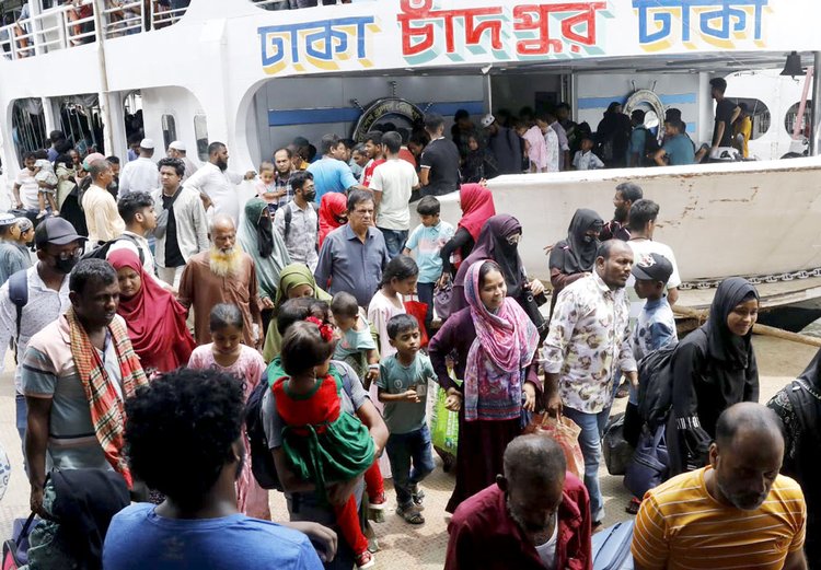 ঈদের ছুটি শেষে রাজধানীতে ফিরছে নগরবাসী। সদরঘাট লঞ্চ টার্মিনাল এলাকা থেকে তোলা। ছবি: আজকের পত্রিকা