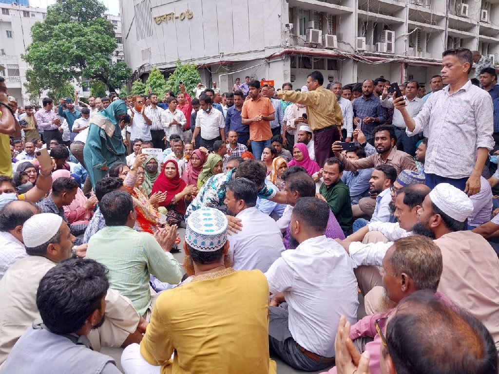 সচিবালয়ে চতুর্থ দিনের মতো কর্মচারীদের বিক্ষোভ