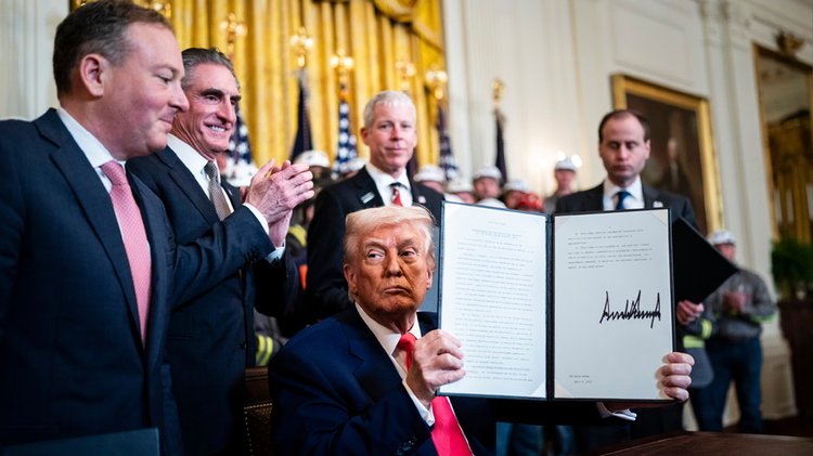 গত ৮ এপ্রিল একটি নির্বাহী আদেশে পুনরায় কয়লা উৎপাদন বহাল করেন প্রেসিডেন্ট ট্রাম্প। ছবি: এএফপি