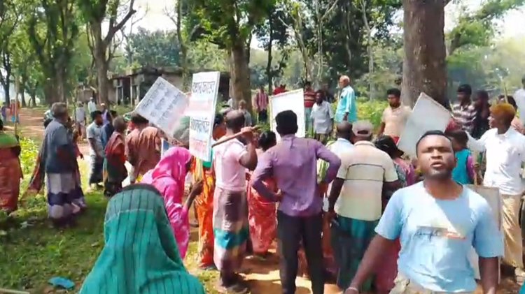 গোবিন্দগঞ্জের জয়পুরপাড়ায় চিনিকলের দখল করা জমির কমিটি নিয়ে সাঁওতালদের দুপক্ষের সংঘর্ষ। ছবি: আজকের পত্রিকা