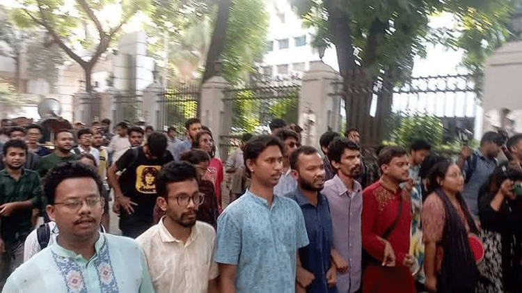 মৃত্যুদণ্ডপ্রাপ্ত আজহারুলের খালাসের রায়ের প্রতিবাদে বিক্ষোভ মিছিল অনুষ্ঠিত হয়। ছবি: আজকের পত্রিকা