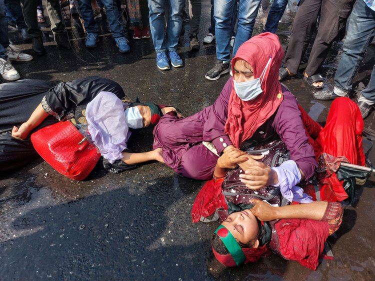 জলকামানের পানি নিক্ষেপ করার পরও নিয়োগপ্রত্যাশীরা সড়কে অবস্থান করেন। ছবি: আজকের পত্রিকা