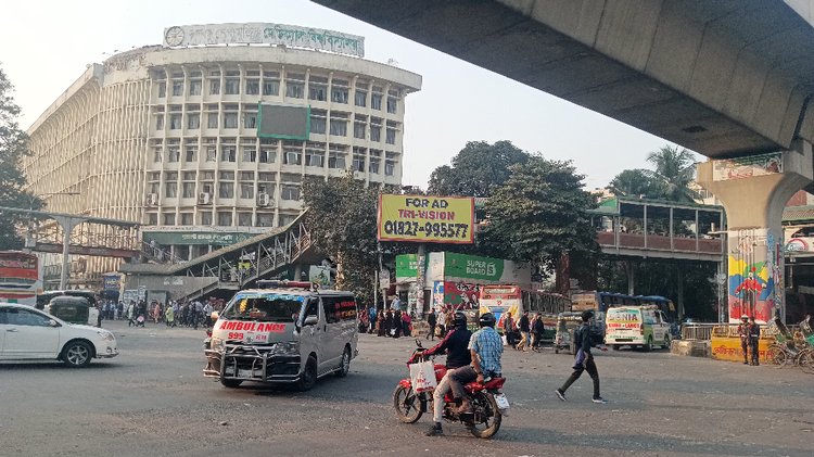 অবরোধ তুলে নেওয়ার পর শাহবাগে যান চলাচল স্বাভাবিক হয়েছে। ছবি: আজকের পত্রিকা