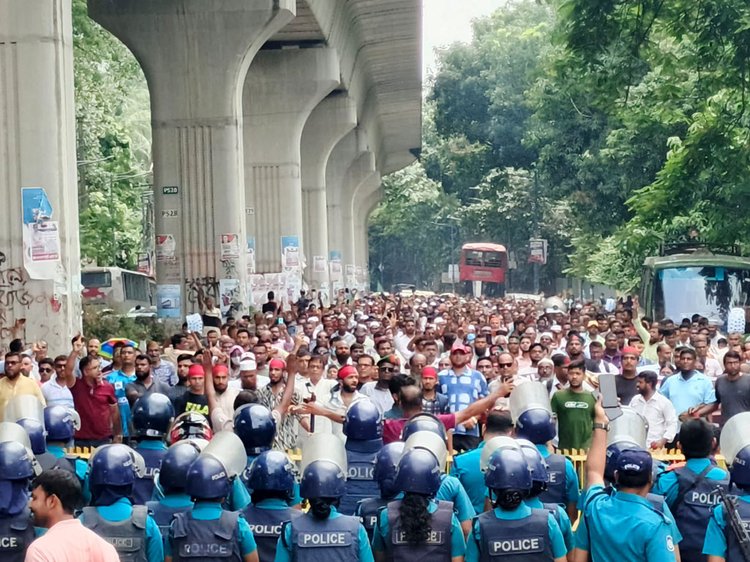 চাকরিচ্যুত বিডিআর সদস্য ও তাঁদের পরিবারের সদস্যরা শাহবাগে অবস্থান নিলে যান চলাচল বন্ধ হয়ে যায়। ছবি: আজকের পত্রিকা