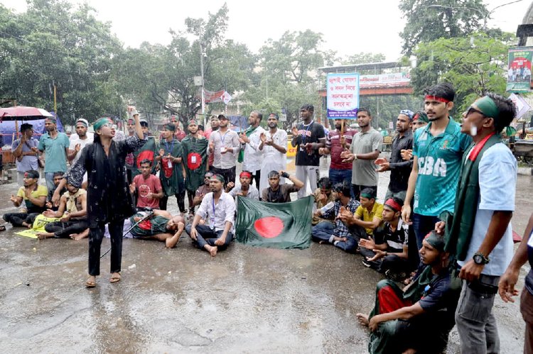 শাহবাগ মোড়ে অবরোধকারীদের অবস্থান। ছবি: আজকের পত্রিকা