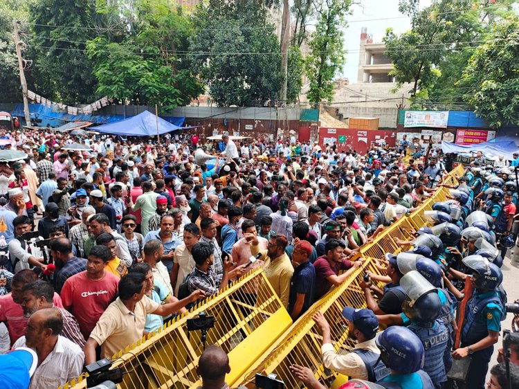 সাবেক বিডিআর কর্মকর্তাদের বিভিন্ন দাবি নিয়ে যমুনা অভিমুখে পদযাত্রায় পুলিশ বাধা দেয়। ছবি: আজকের পত্রিকা