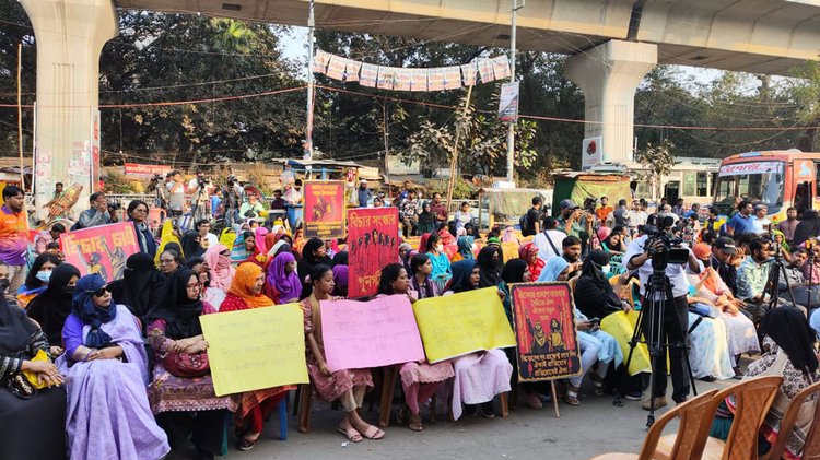 শাহবাগে ‘জুলাই এর নারীরা’ ব্যানারে আয়োজিত সমাবেশে বক্তারা। ছবি: আজকের পত্রিকা