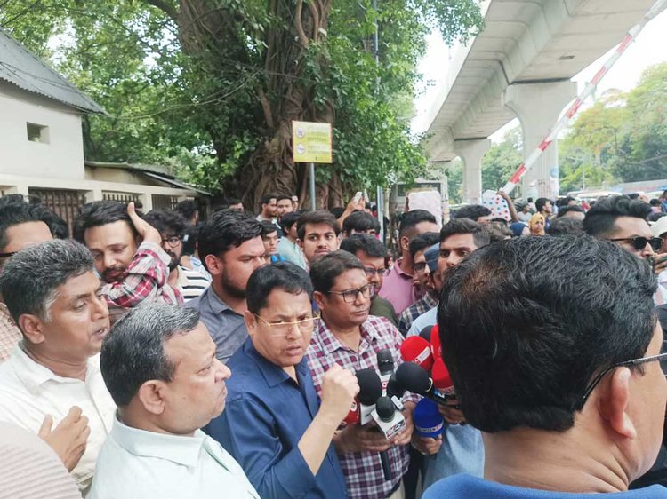 থানা থেকে বেরিয়ে আইইআর এর অধ্যাপক ড. সিরাজুল ইসলাম সাংবাদিকদের সঙ্গে কথা বলেন। ছবি: আজকের পত্রিকা