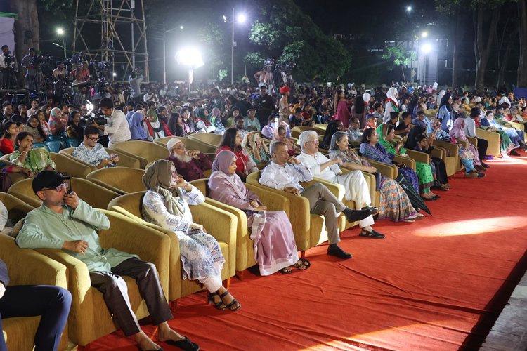 সাংস্কৃতিক সন্ধ্যা ও ড্রোন শো অনুষ্ঠানে অথিতিরা। ছবি: আজকের পত্রিকা