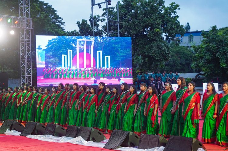 অনুষ্ঠানের শুরুতে জাতীয় সংগীত পরিবেশন করা হয়। ছবি: আজকের পত্রিকা